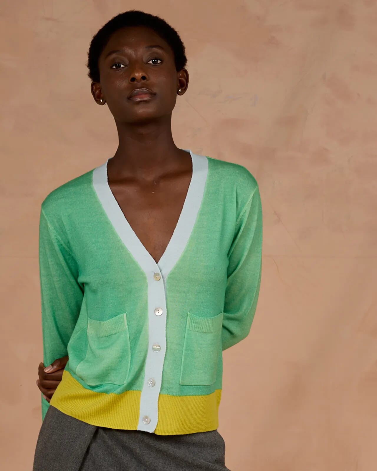 SOLID COLOUR V NECK CARDIGAN  WITH POCKETS COL. 010