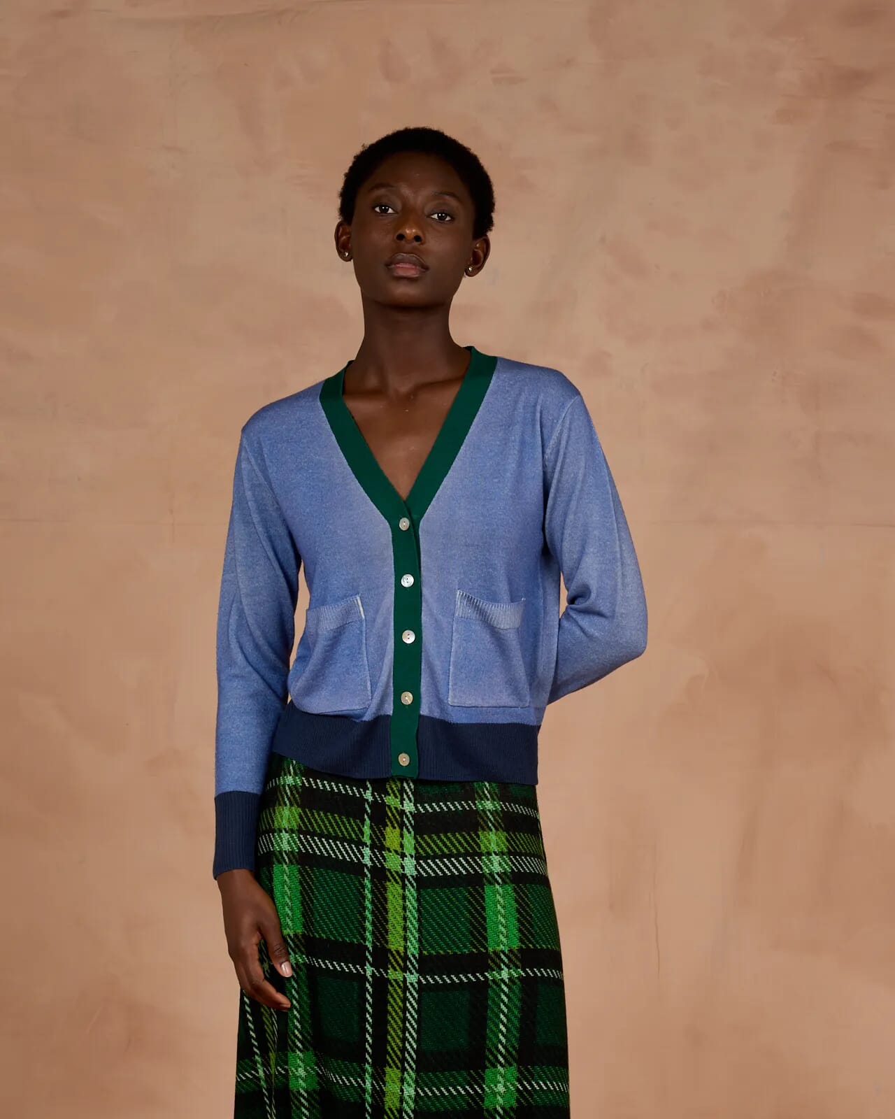 SOLID COLOUR V NECK CARDIGAN  WITH POCKETS COL. 028