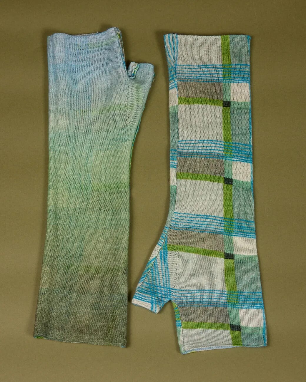 MULTI PRINT REVERSIBLE GLOVES  COL.007