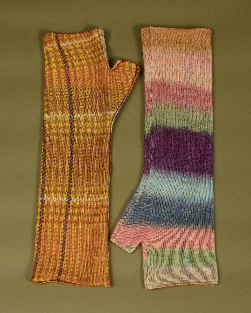 MULTI PRINT REVERSIBLE GLOVES  COL.009