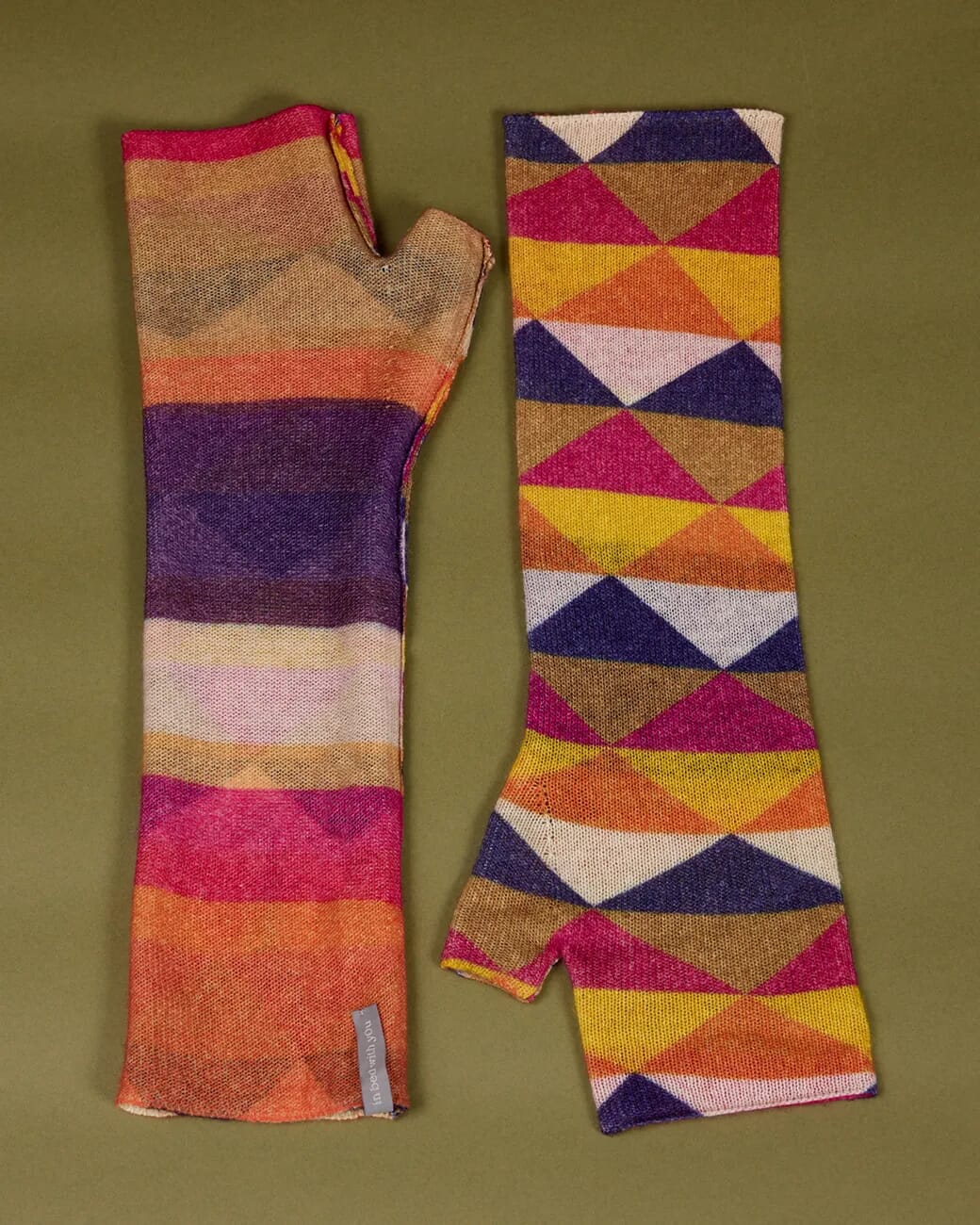 MULTI PRINT REVERSIBLE GLOVES  COL.010