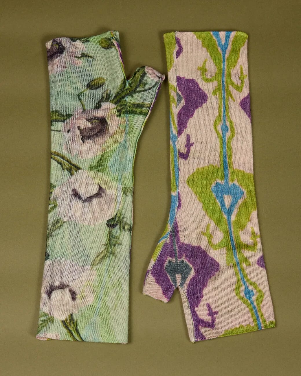 MULTI PRINT REVERSIBLE GLOVES  COL.013