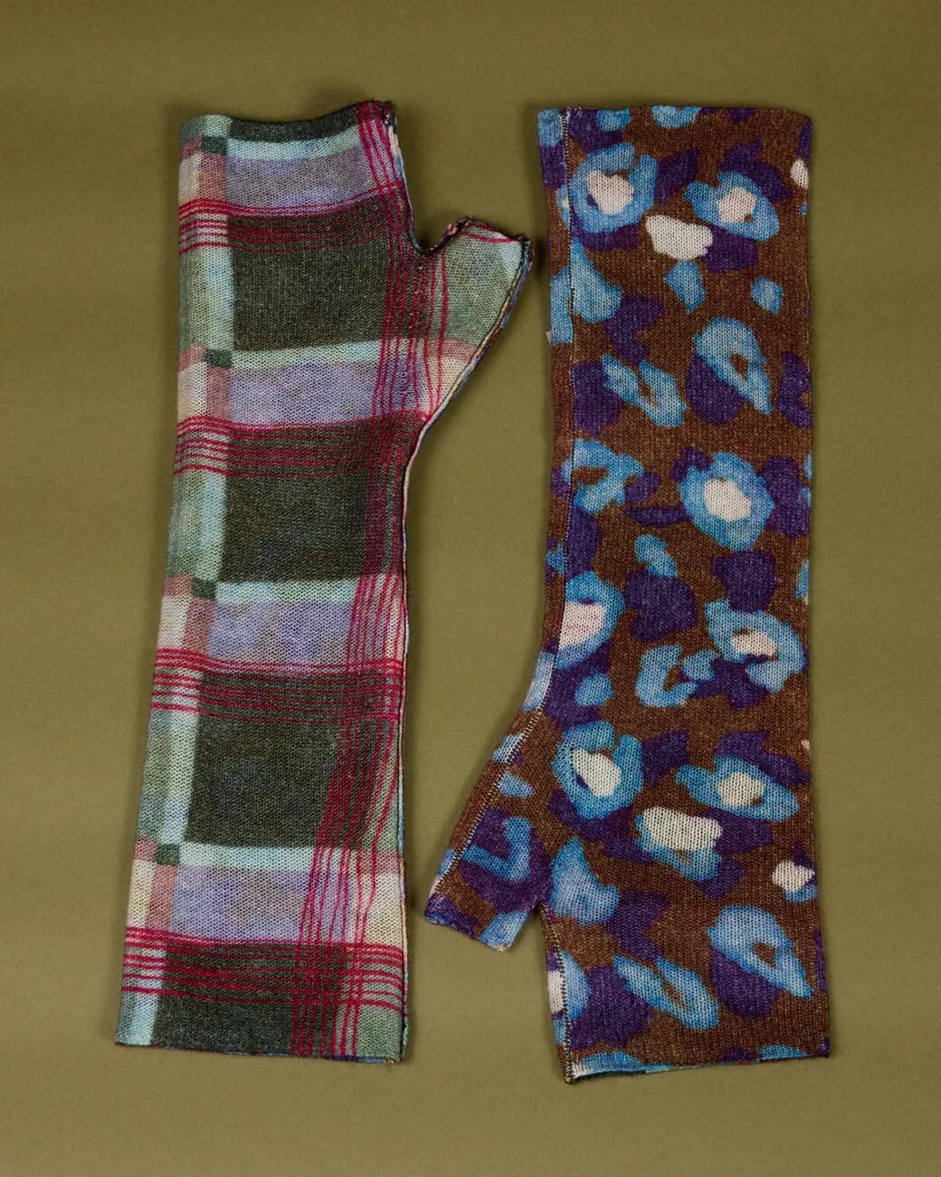 MULTI PRINT REVERSIBLE GLOVES  COL.015