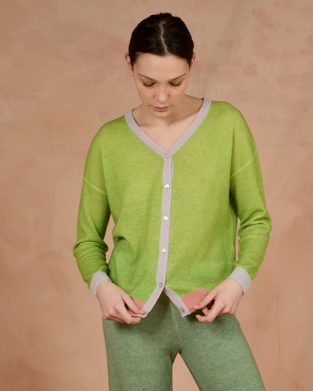 SOLID COLOUR V NECK CARDIGAN  COL.002