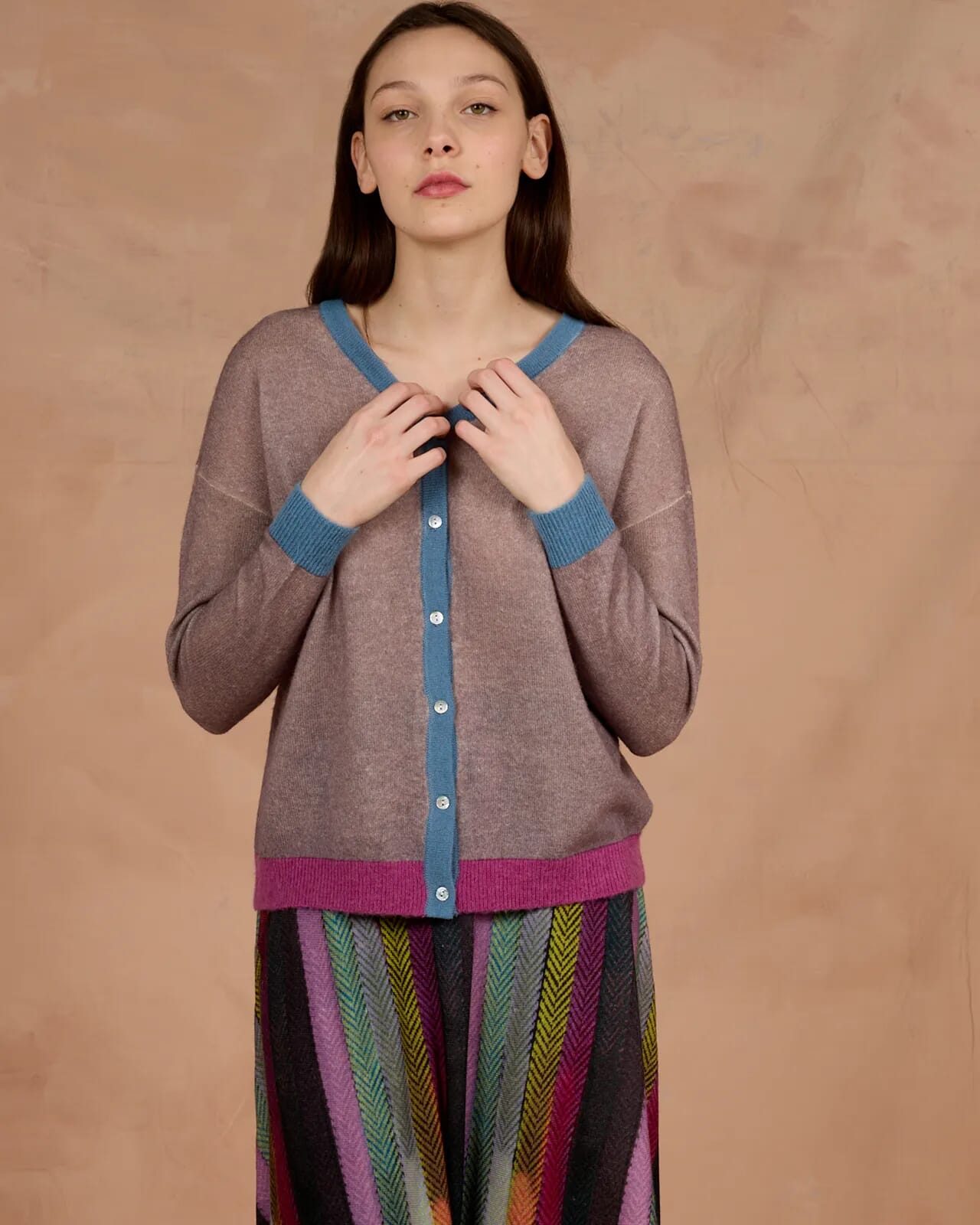 SOLID COLOUR V NECK CARDIGAN  COL.003