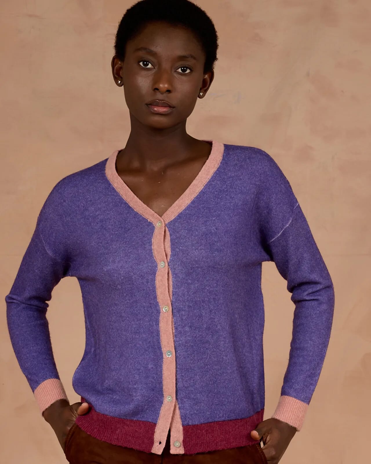 SOLID COLOUR V NECK CARDIGAN  COL.008