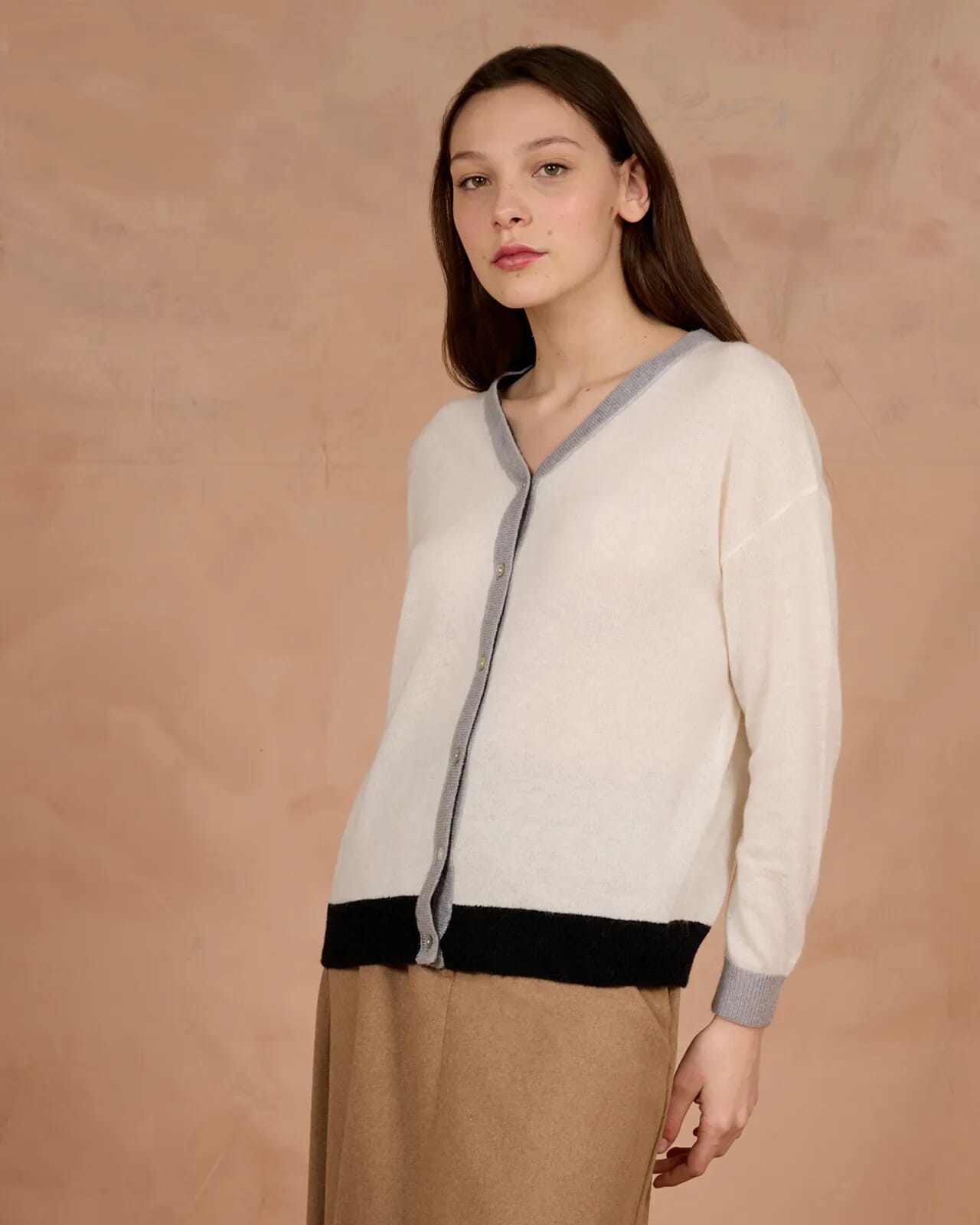 SOLID COLOUR V NECK CARDIGAN  COL.050