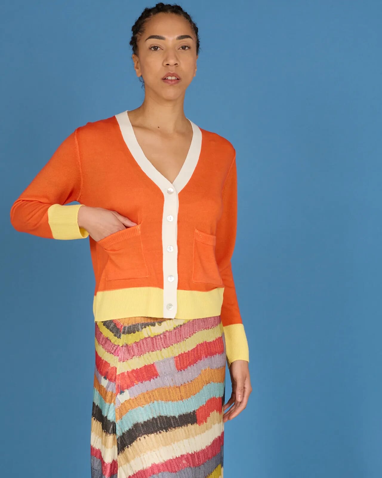 SOLID COLOUR V NECK CARDIGAN WITH POCKETS COL. 018
