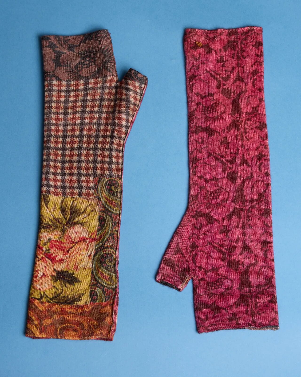 MULTI PRINT REVERSIBLE GLOVES COL.012