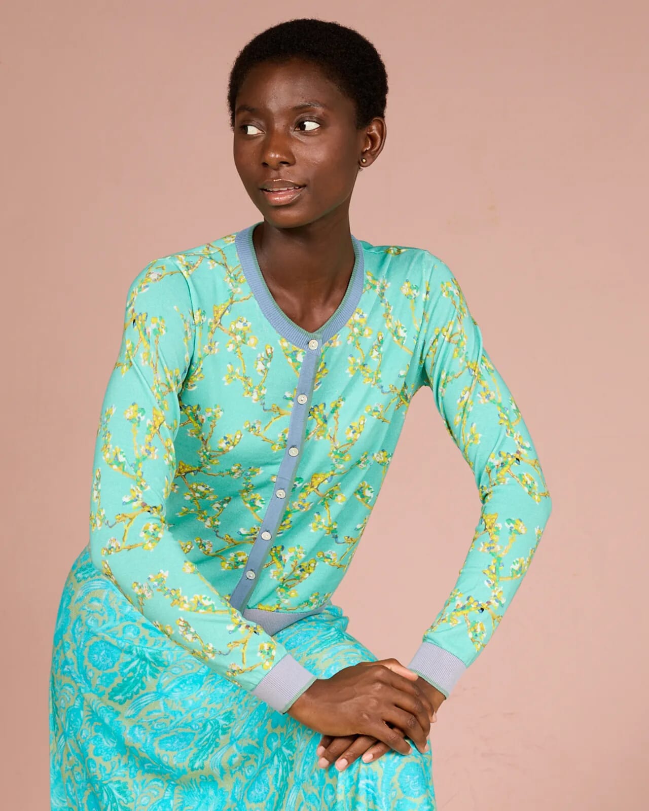 CONTRAST-EDGE PRINT CARDIGAN WITH POCKETS COL. 452
