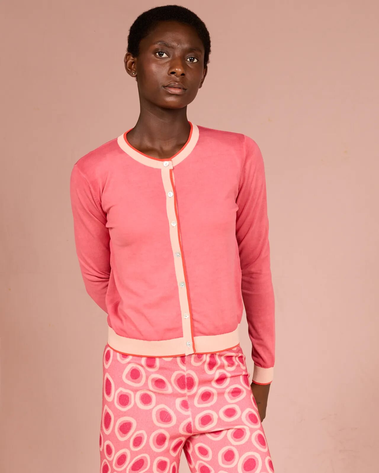 CONTRAST-EDGE PRINT CARDIGAN WITH POCKETS COL. 027