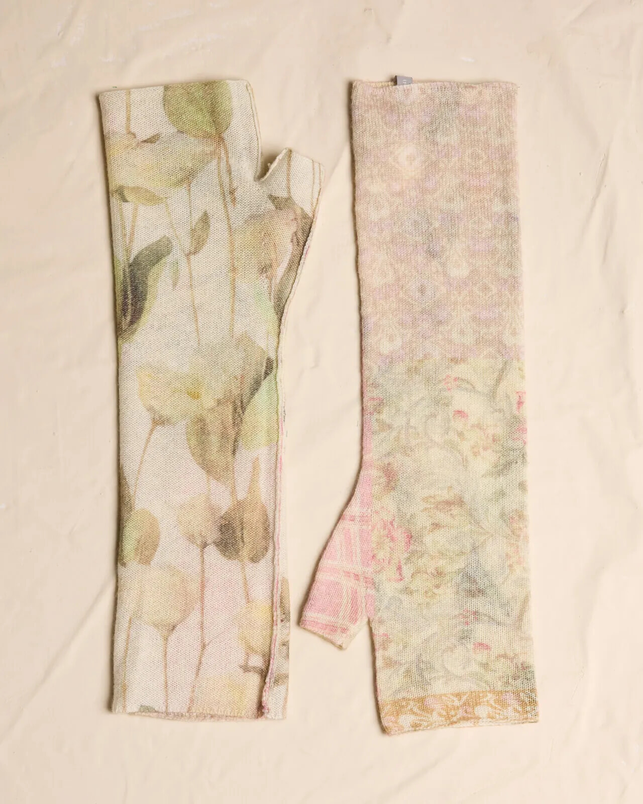 MULTI PRINT REVERSIBLE GLOVES COL.016