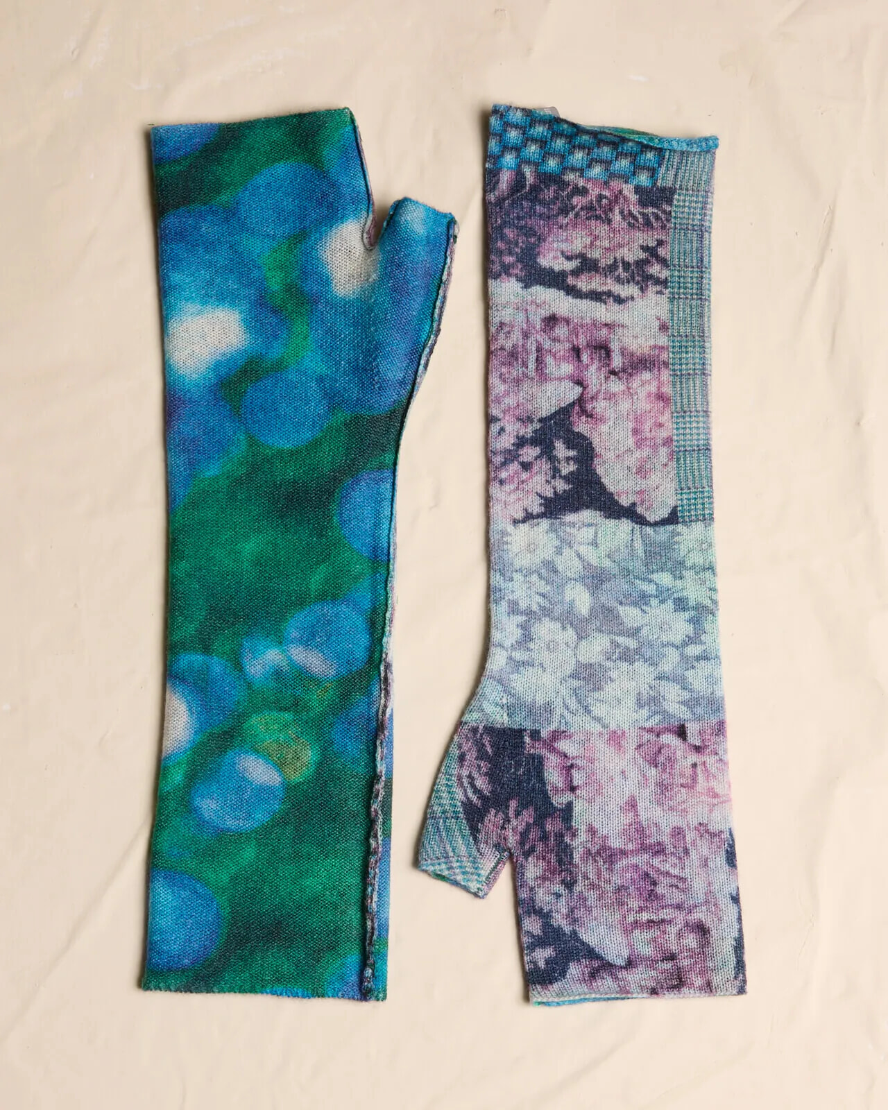 MULTI PRINT REVERSIBLE GLOVES COL.014