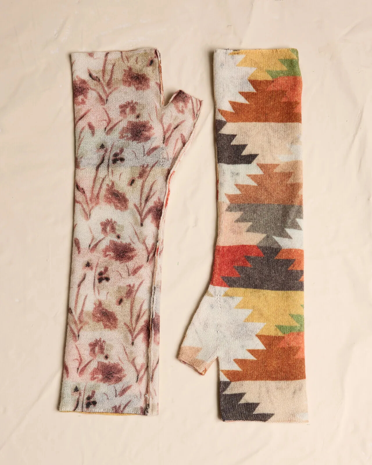 MULTI PRINT REVERSIBLE GLOVES COL.010