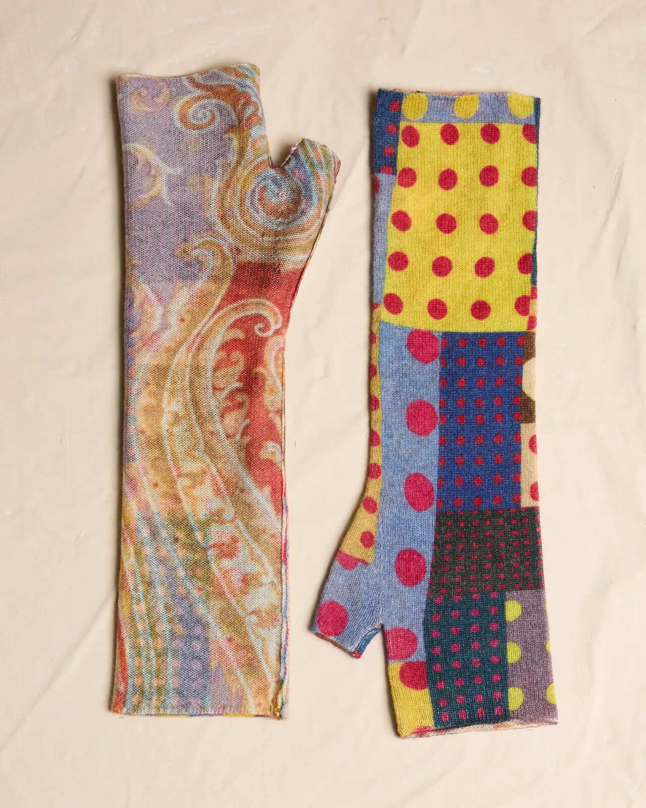 MULTI PRINT REVERSIBLE GLOVES COL.008
