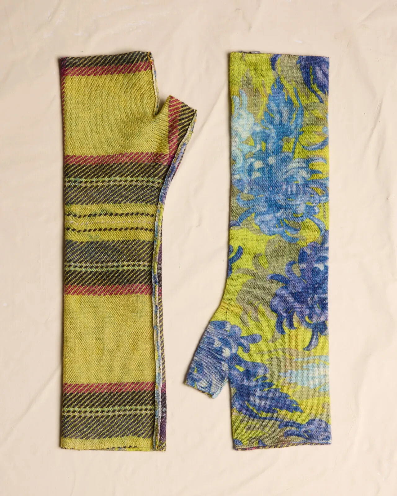 MULTI PRINT REVERSIBLE GLOVES COL.001