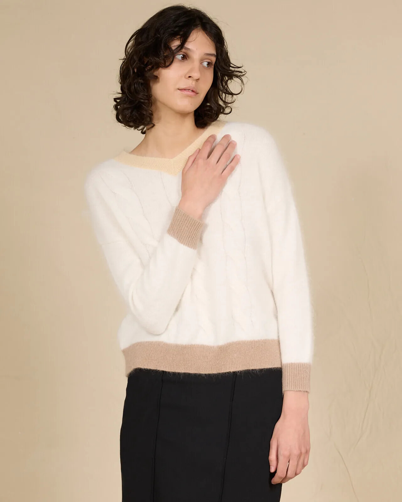 SOLID COLOUR BRAID V NECK JUMP- ER COL.050