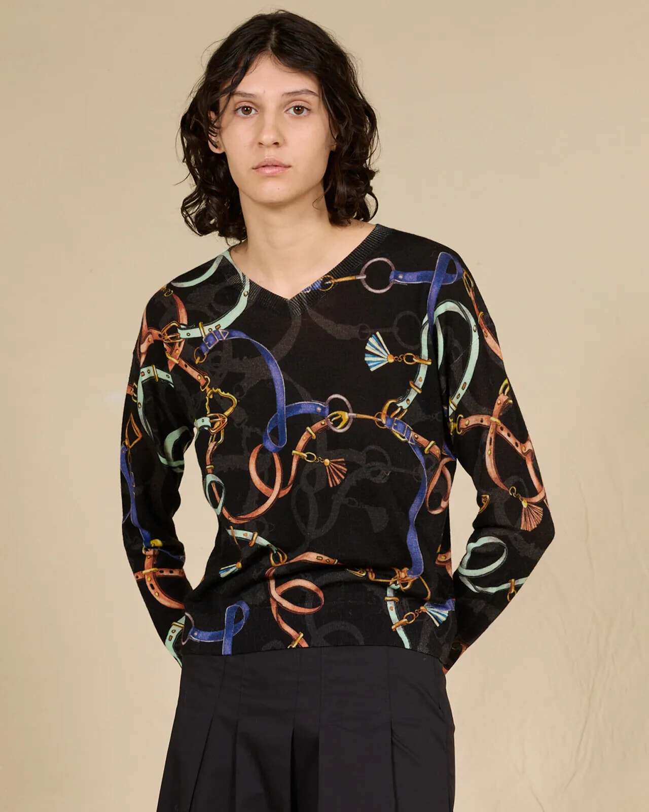 HORSEBIT PRINT BATWING V NECK JUMPER COL.104