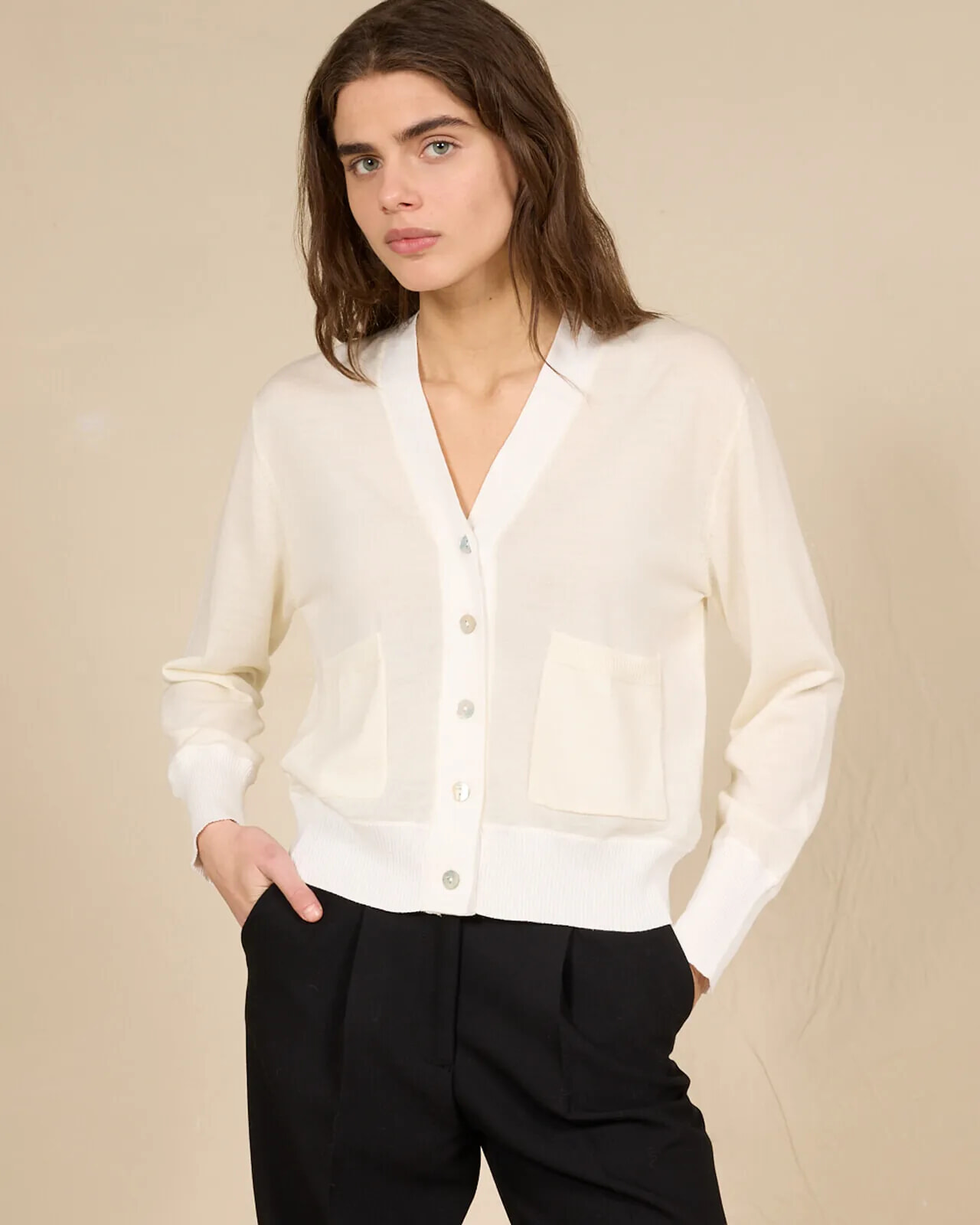 SOLID COLOUR V NECK CARDIGAN WITH POCKETS COL. 050