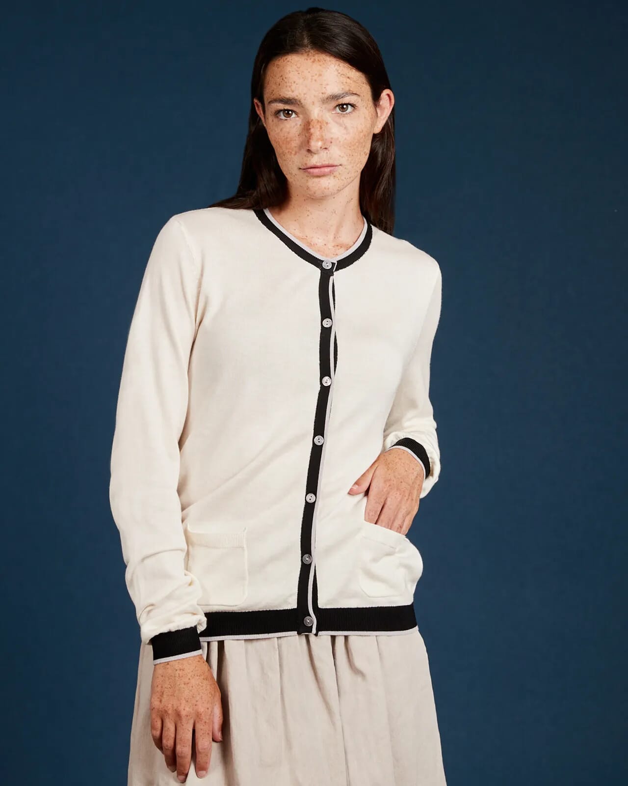 CONTRAST-EDGE PRINT CARDIGAN WITH POCKETS COL. 050